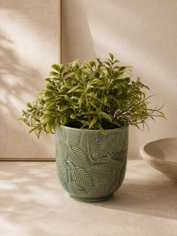 Vazo balte e kompozuar me lule artificiale